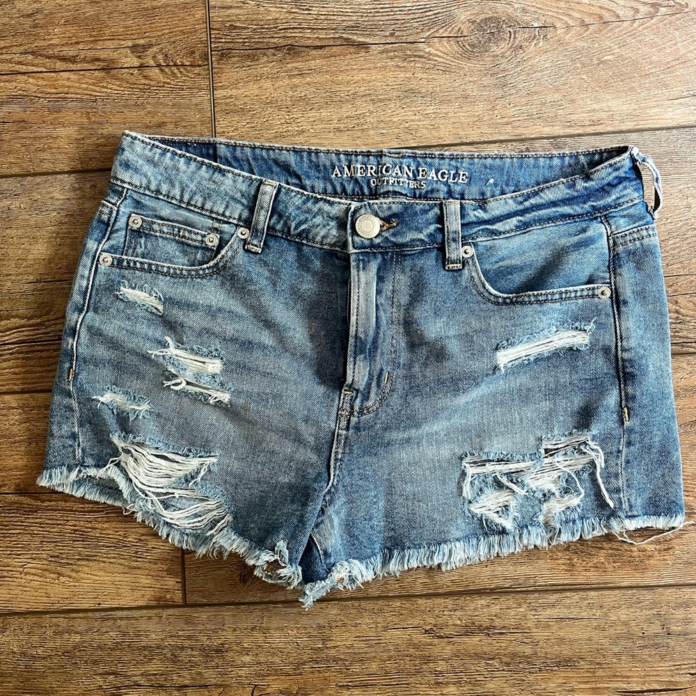 Size 8 American Eagle cut off shorts.